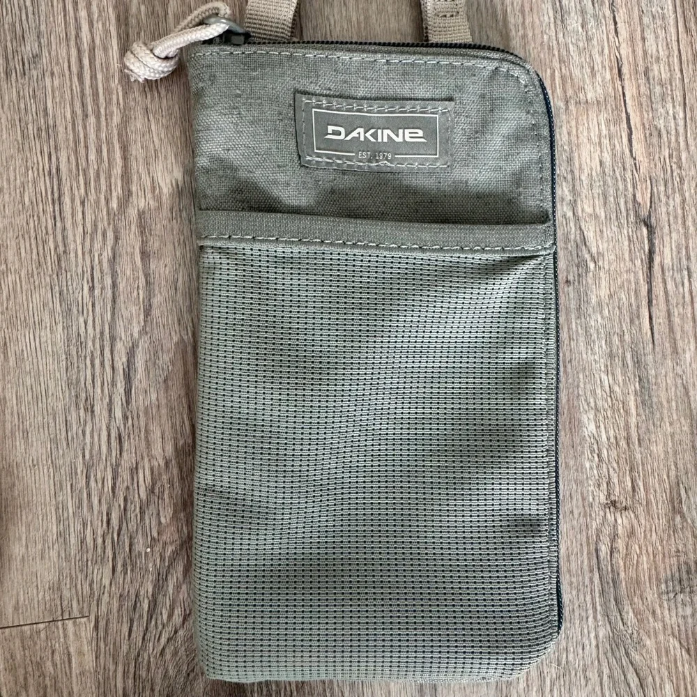 Dakine Sage Green Canvas Travel Neck Hall Pass Zip Around Wallet Crossbody